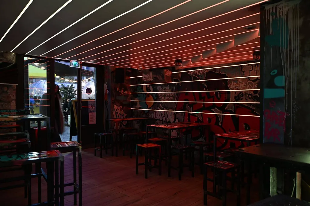 Installation Sonorisation et Éclairages le Street Bar à Toulon Var 83
