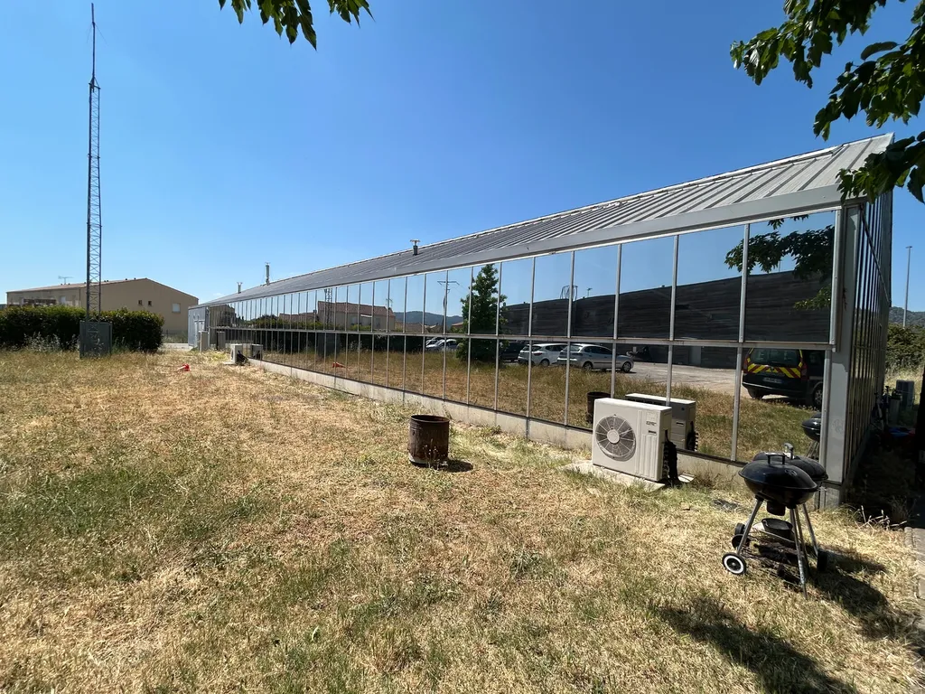 Pose de films anti chaleur et sécurité après pose de vitres miroiterie sur caserne de gendarmerie Peyrolles en Provence