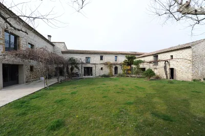 A vendre, proche d'Avignon,  mas provençal entièrement restauré du XIXème siècle, en pierres apparentes,  sur un parc de 4 hectares avec piscine 