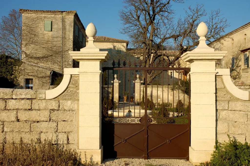 Concevoir un aménagement extérieur en pierre naturelle sur mesure pour embellir votre propriété proche de Bagnols-sur-Cèze
