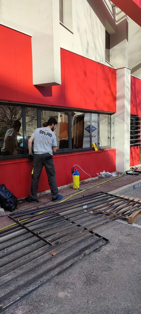 Pose de films solaire anti vis a vis sur gendarmerie a Marseille