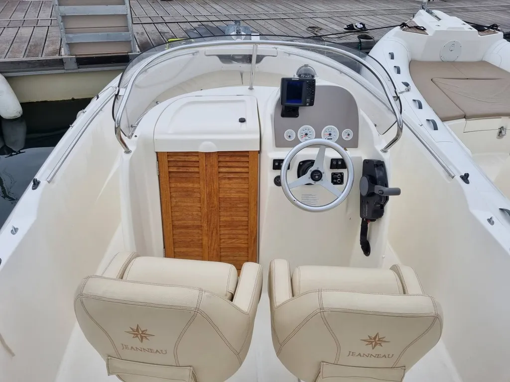 A vendre Cap Camarat 715 Open d'occasion en très bon état pour 8 personnes dans le Var