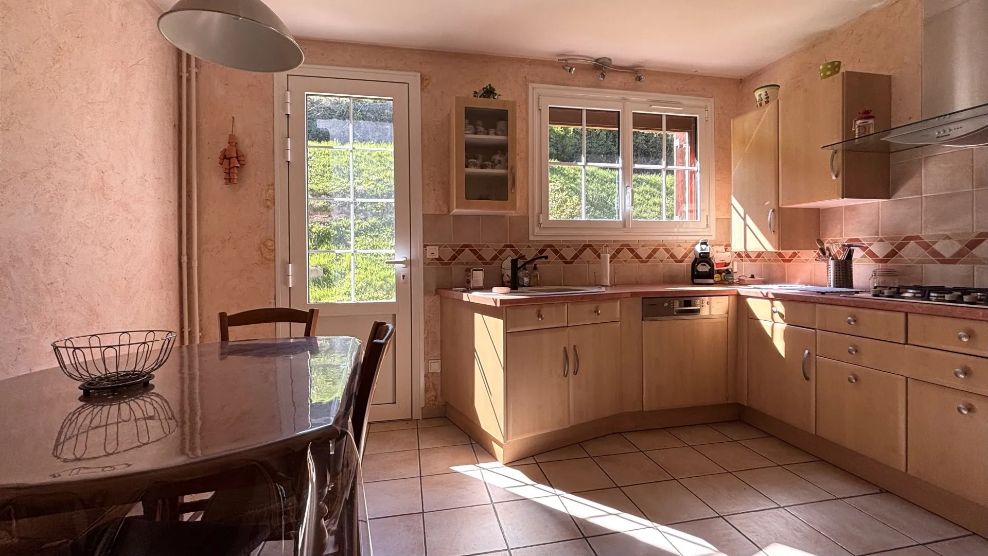 Jolie maison en toit de chaume avec 4 chambres avec sous-sol complet, proche du centre-ville du Tréport (76470), Normandie.