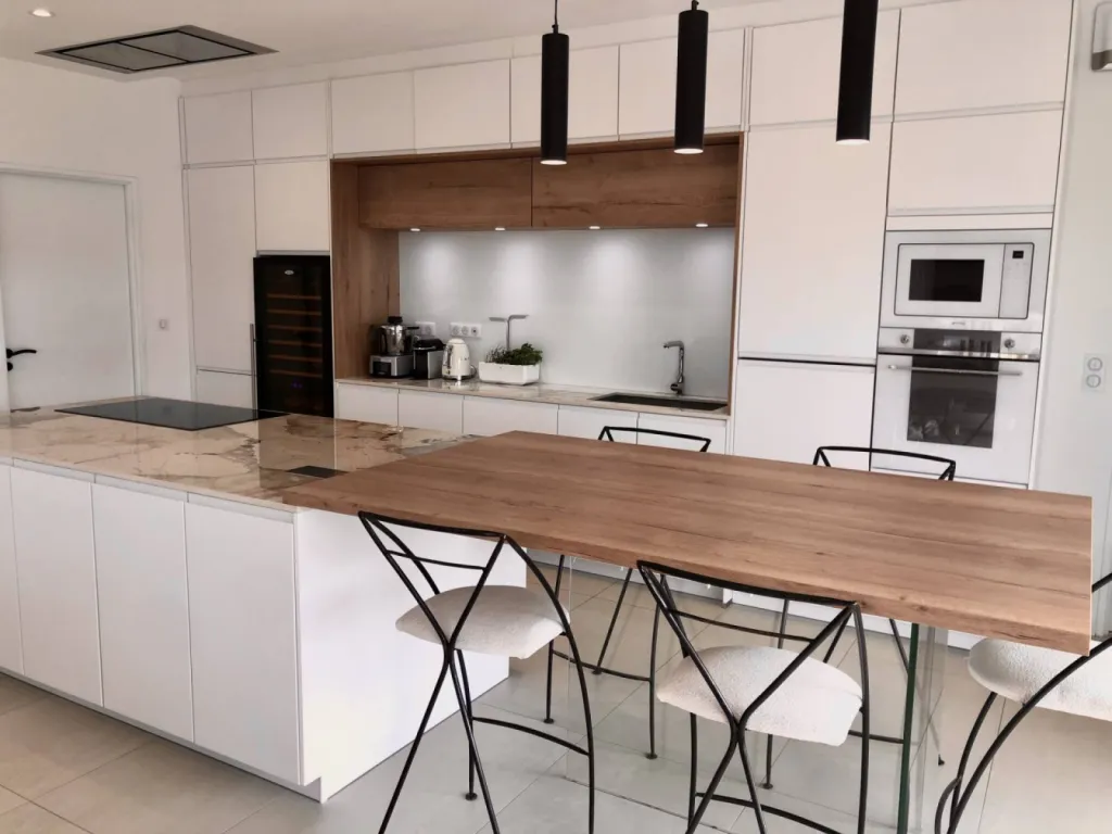 Réalisation totale d’une cuisine élégante, design et épurée aux tons blanc et bois à Léguevin en périphérie Toulousaine