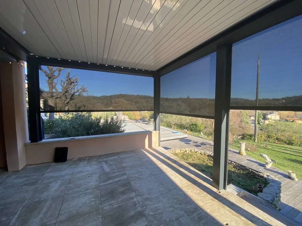Pose d'une pergola bioclimatique avec stores couleur gris anthracite à Apt dans le 84.