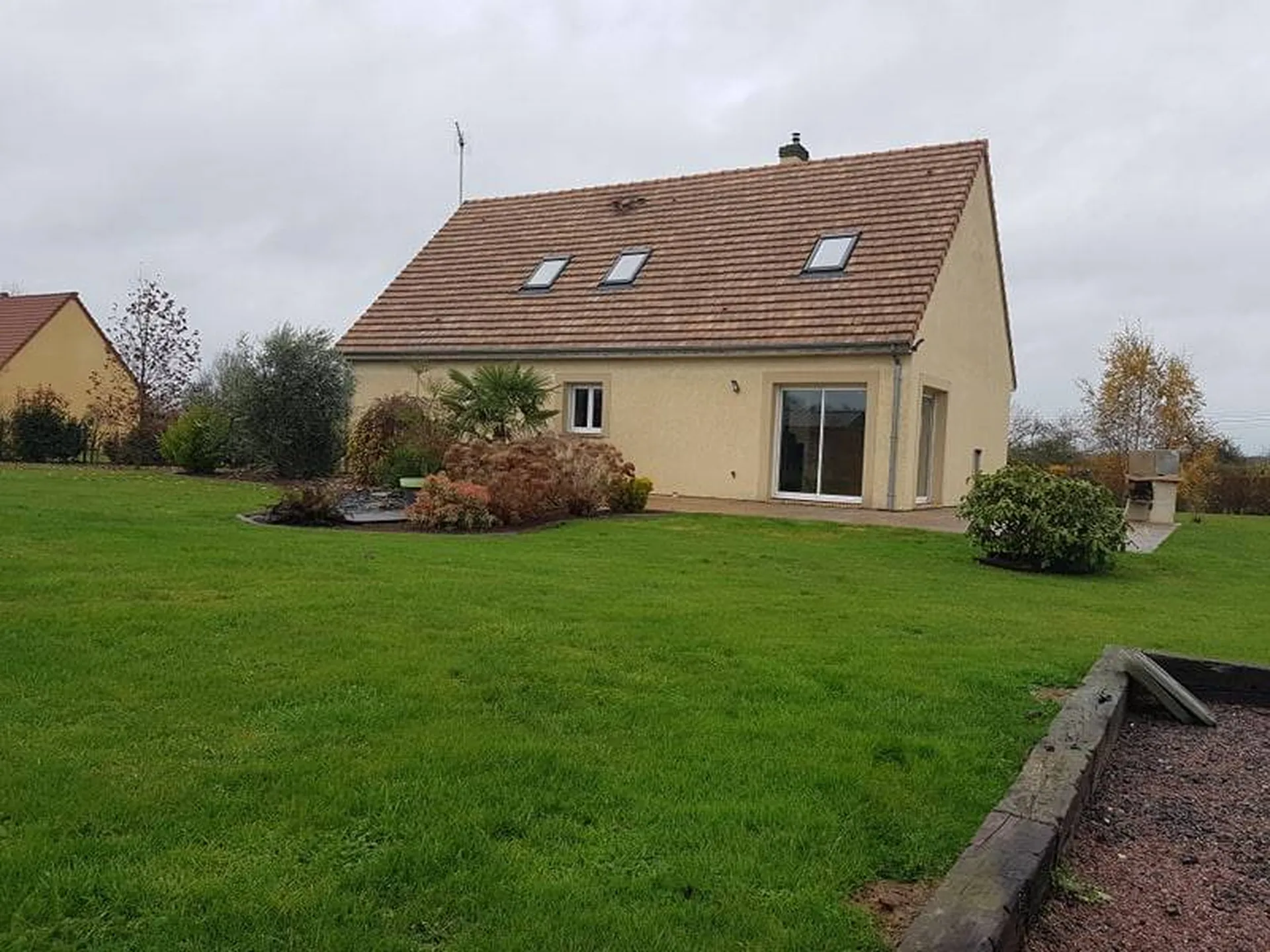 A acquérir maison contemporaine et sa dépendance sur un terrain de 2367 m² à environ 7 minutes de Livarot 14