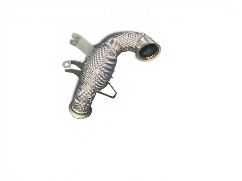 Downpipe catalyseur sport JU Exhaust pour Mercedes-AMG A45 S, CLA45 S et GLA45 S 2.0 turbo. Pièce performance en inox optimisant le flux des gaz d’échappement, réduisant les contre-pressions et améliorant la réactivité du moteur pour un gain de performanc