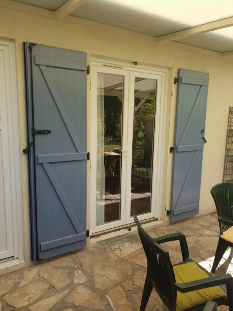 Pose de volets battants bleus en aluminium à Saint-André-de-Cubzac