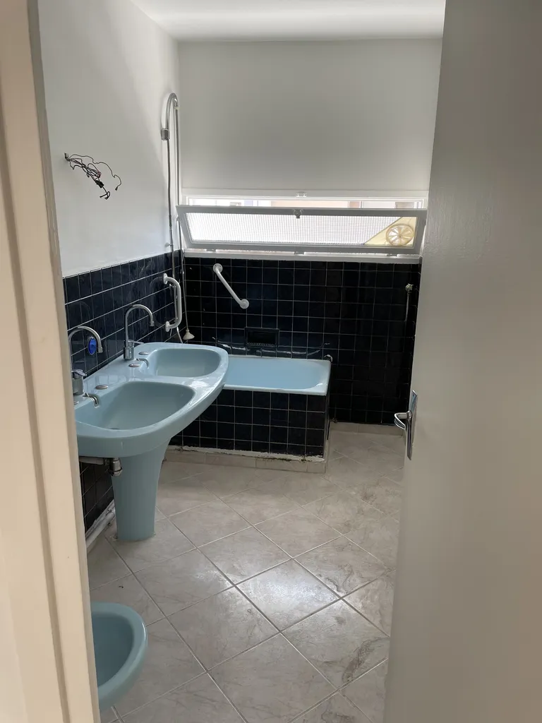 Salle de bain avant rénovation dans un appartement à Lyon (Rhône – 69), avant la transformation complète de l’espace et la modernisation des équipements