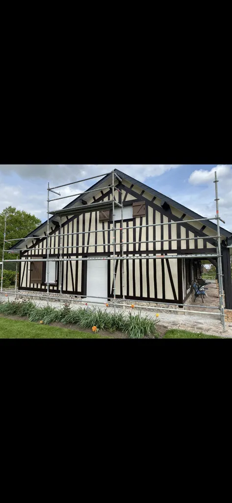 Rénovation de façade à colombage à Rouen : un devis personnalisé pour restaurer les boiseries extérieures de votre maison normande