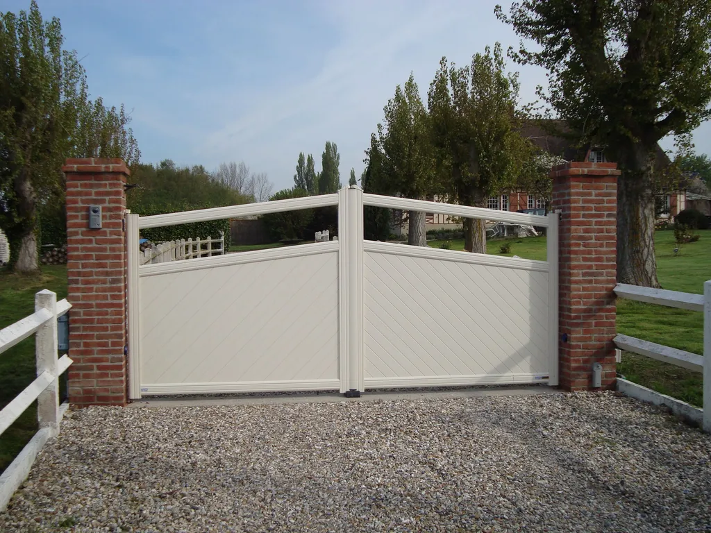 Installation de Portail en aluminium Battant Motorisé, Modèle Classique Semi-Ajouré Sur-Mesure à Bourg Achard dans l'Eure 27 et Le Bosc-du-Theil