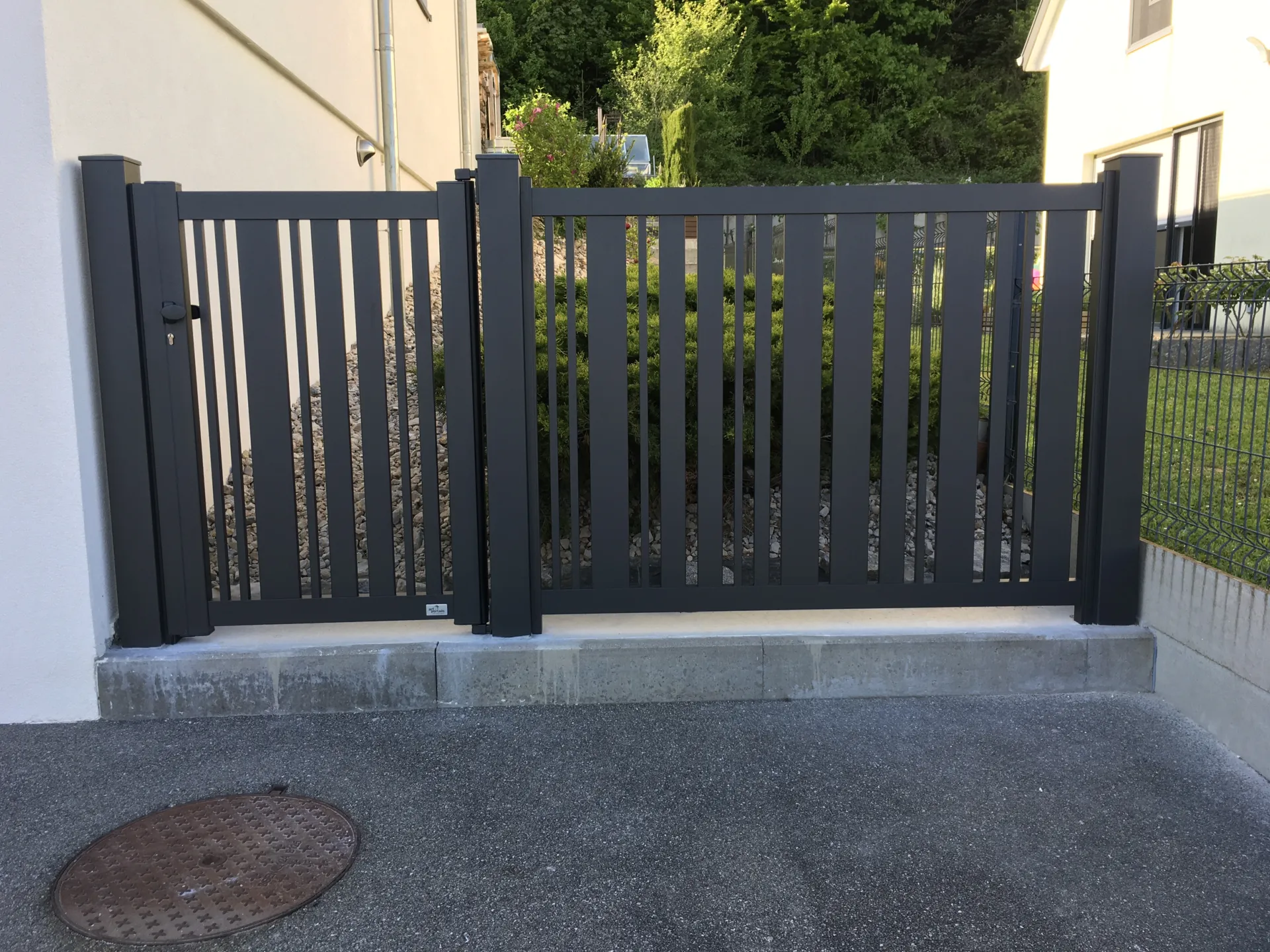 Création et installation d'un ensemble portail battant motorisé et portillon en aluminium ajouré gris à Pérouse proche de Belfort