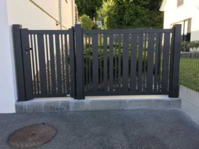 Création et installation d'un ensemble portail battant motorisé et portillon en aluminium ajouré gris à Pérouse proche de Belfort