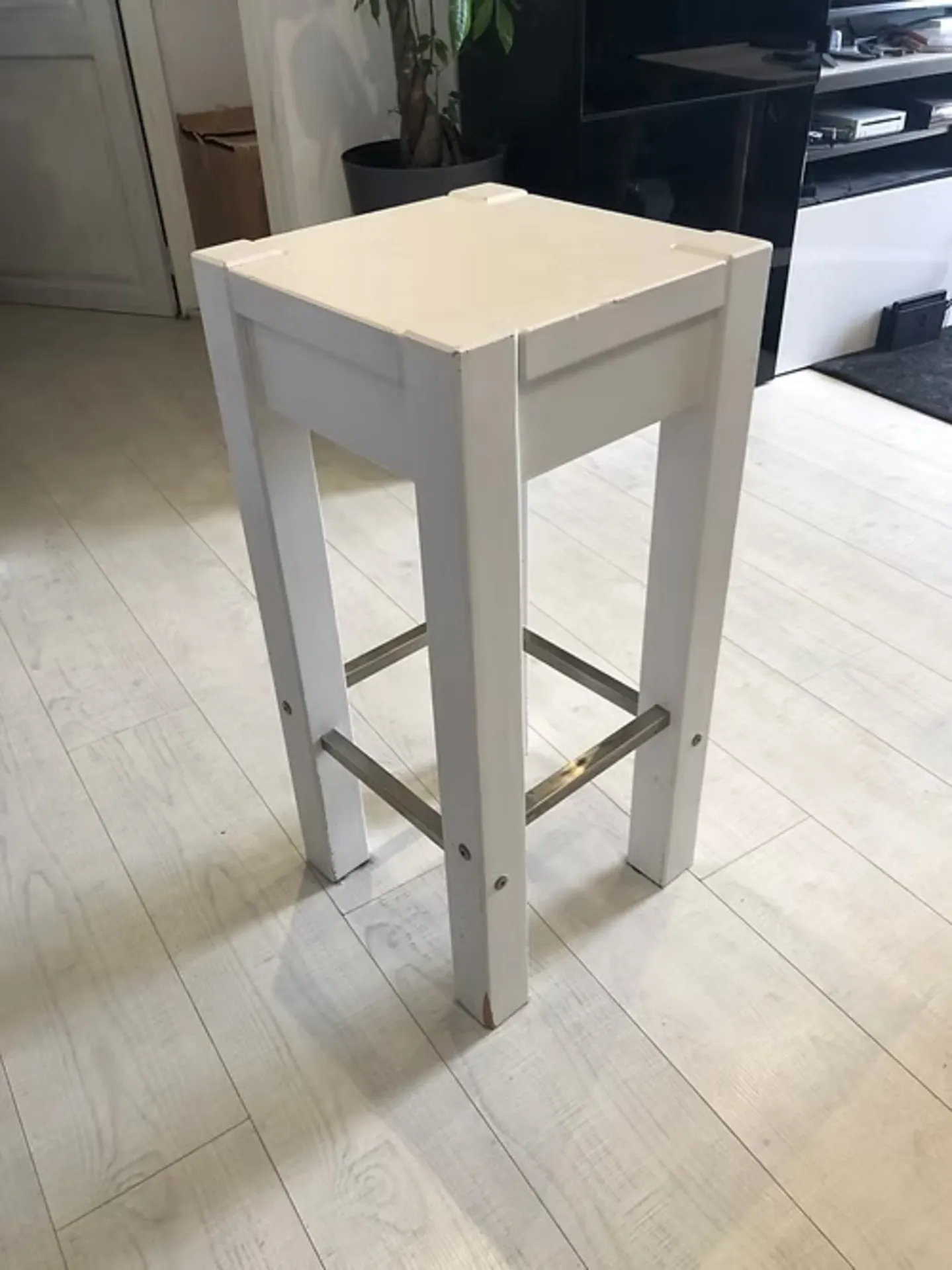 LOT DE 2 CHAISES DE BAR BLANCHES BOIS / METAL