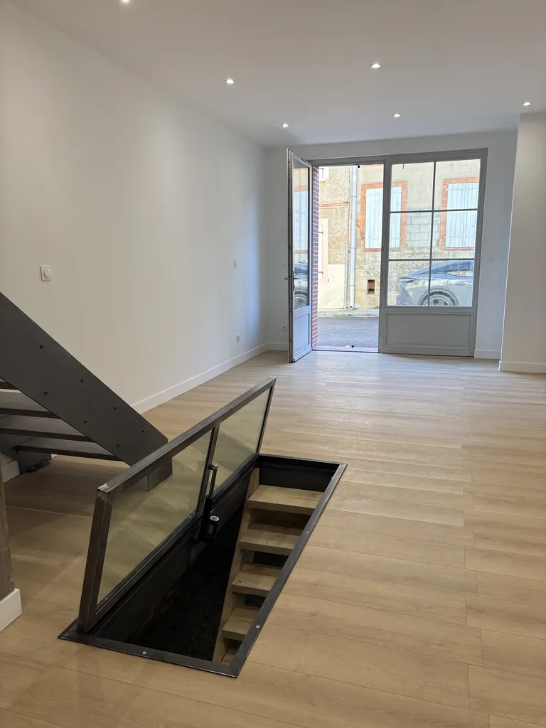 Création d'une cave avec une porte en verre, réalisation sur mesure pour votre futur cave a vin à Toulouse