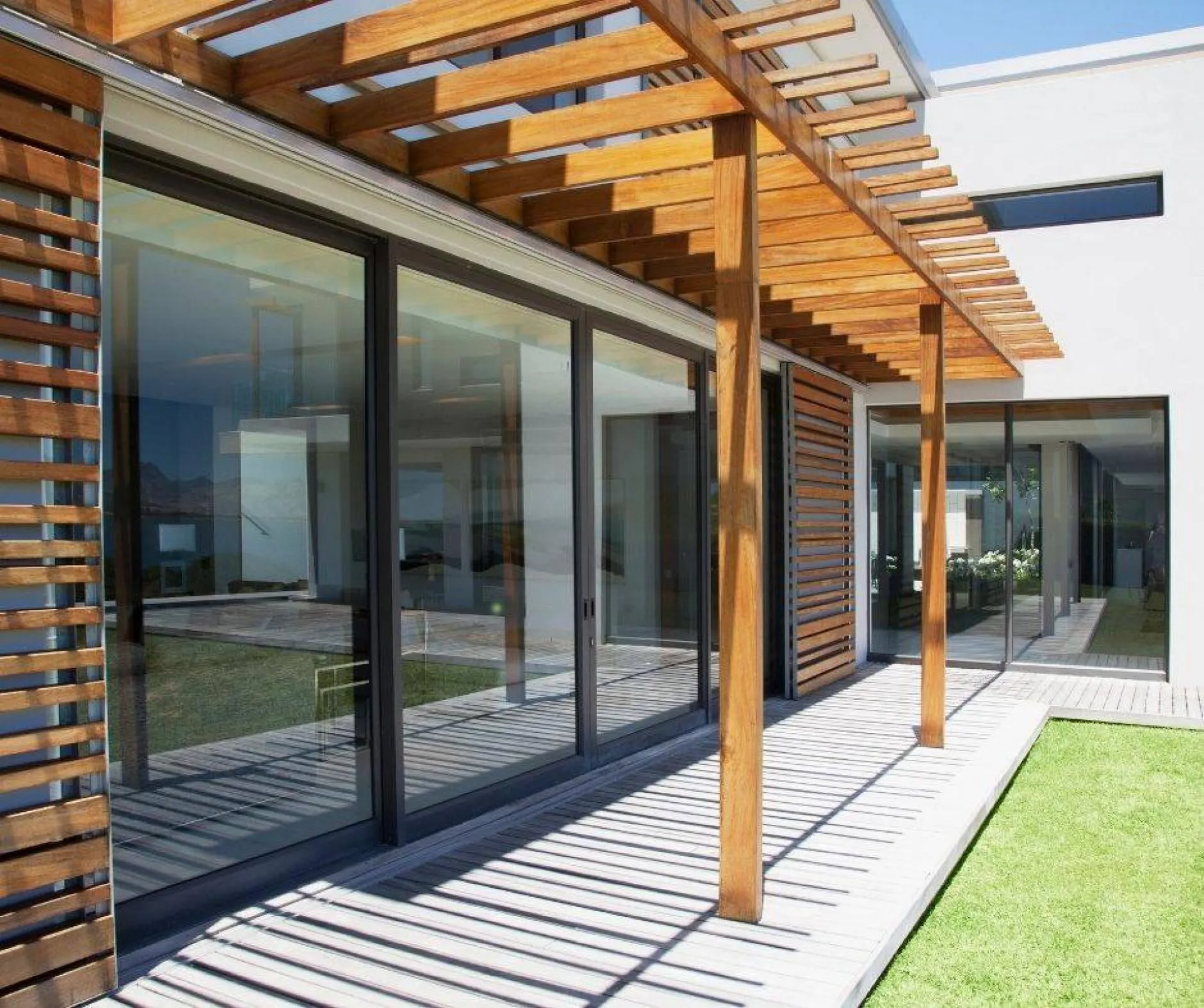 CRÉATION D'UNE TERRASE EN BOIS ET PERGOLA SUR MESURE A ARCACHON
