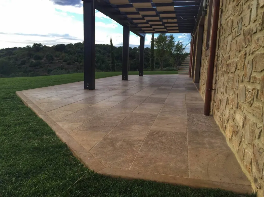 Terrasse en pierres naturelles vieillies, aux meilleurs prix à Apt