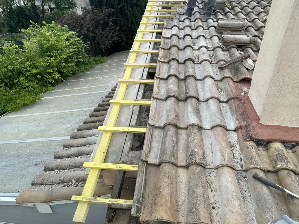 En cours: Rénovation d’une toiture de maison près d’Aix en Provence.
