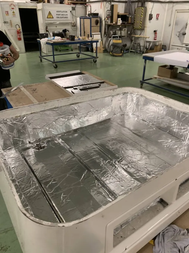 Pose d'une isolation phonique dans un tender sur Antibes