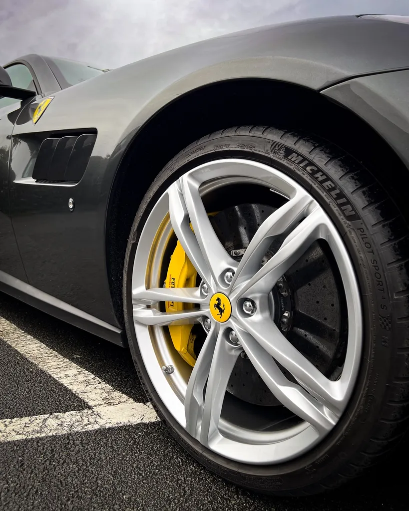Protéger sa Ferrari GTC4 Lusso grâce à la pose de film PPF chez DSP Service Le Mans