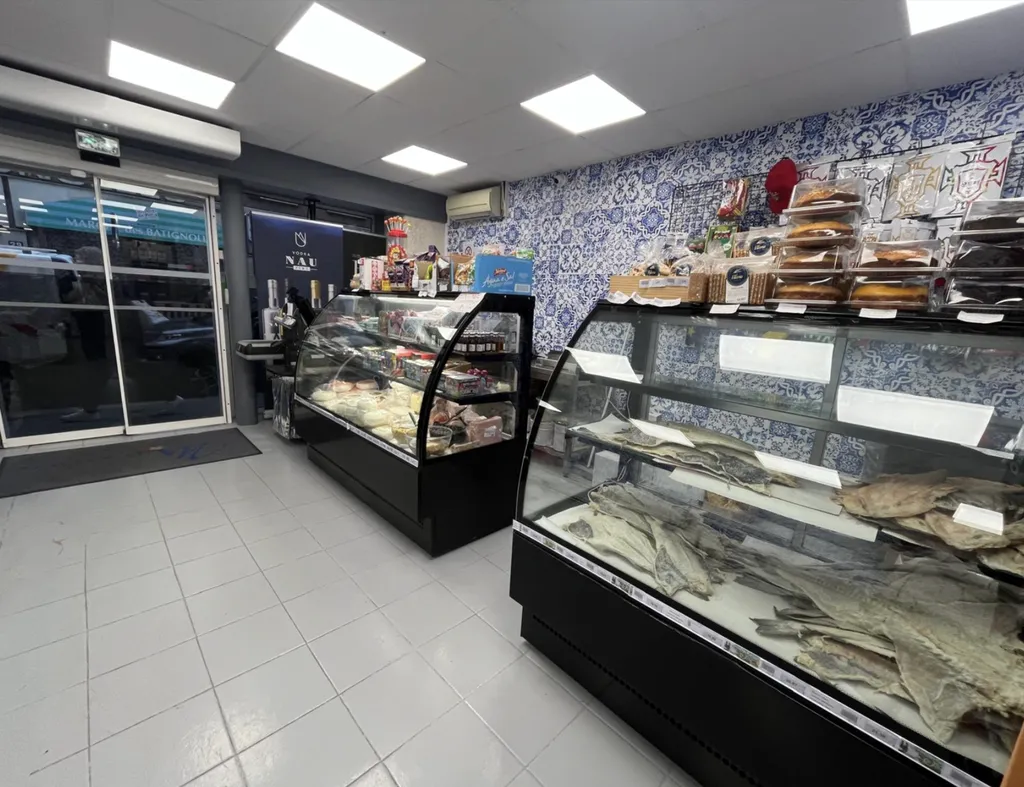 Location - Boutique 130 m², Batignolles, Rue des Moines 75017 PARIS