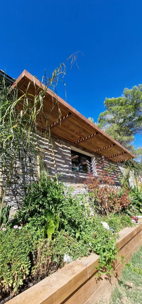 Fabrication et pose d'une ombrière bois sur mesure à Tourves Var 83