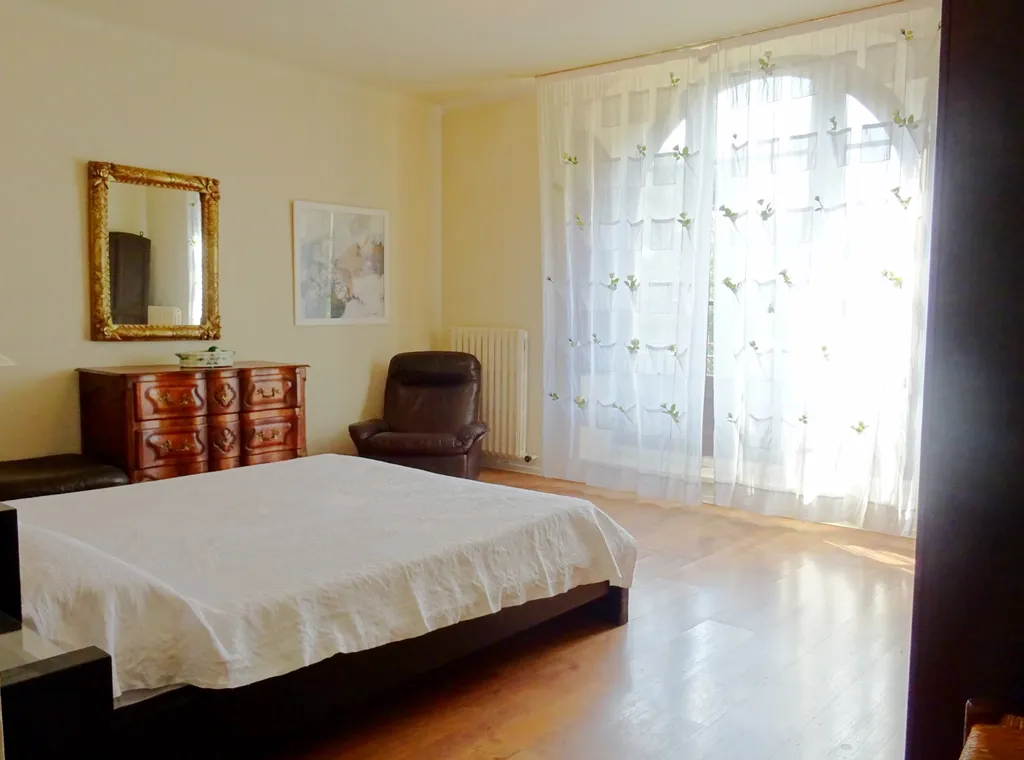 Proche de Villeneuve-lès-Avignon,   maison ancienne au charme Provençal avec piscine et tennis