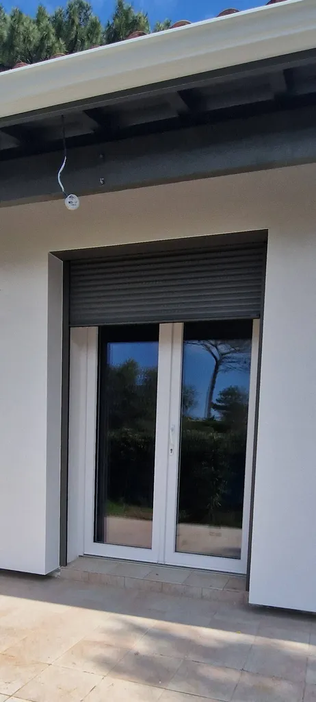 Fenêtre avec volet roulant solaire sur mesure 