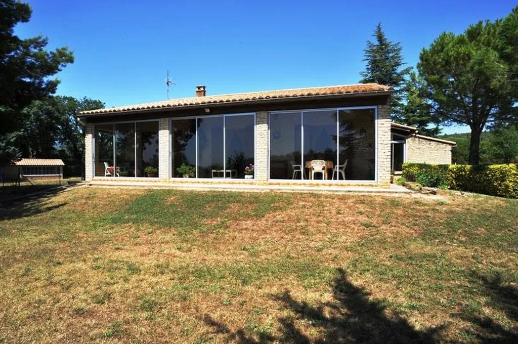 Villa de plain pied sur terrain clos de 5010 m² avec vue sur le Lubéron et les Monts de Vaucluse