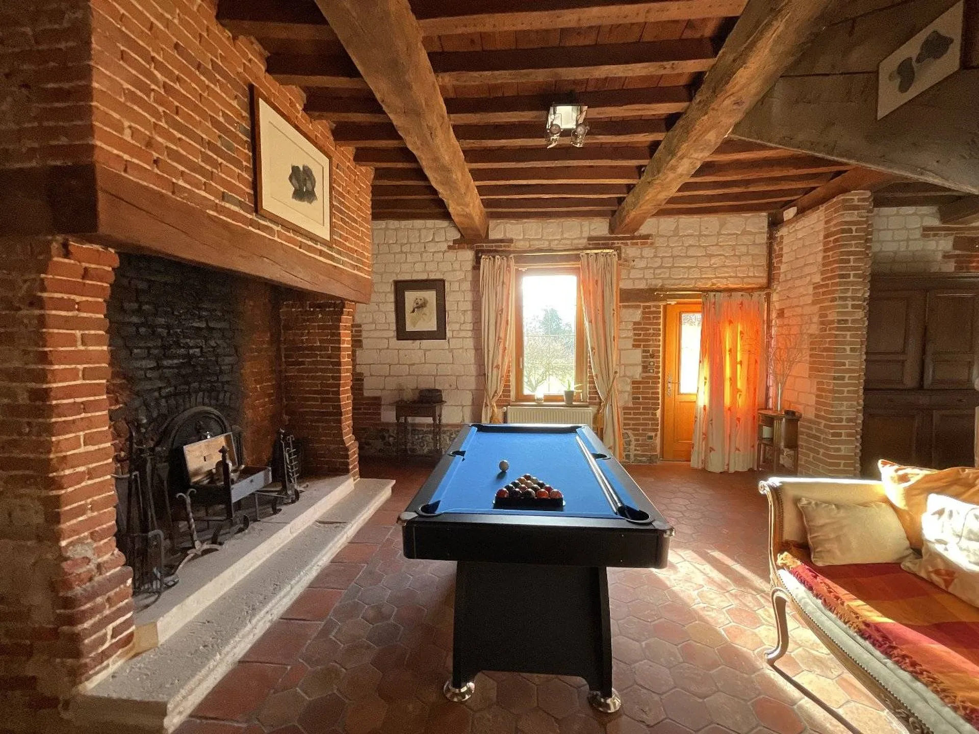 Vends maison en briques et silex proche de Dieppe et de la mer.