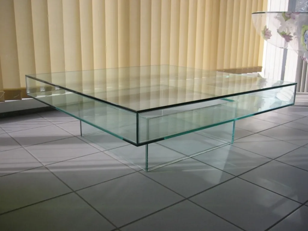 Table design avec plateau de verre