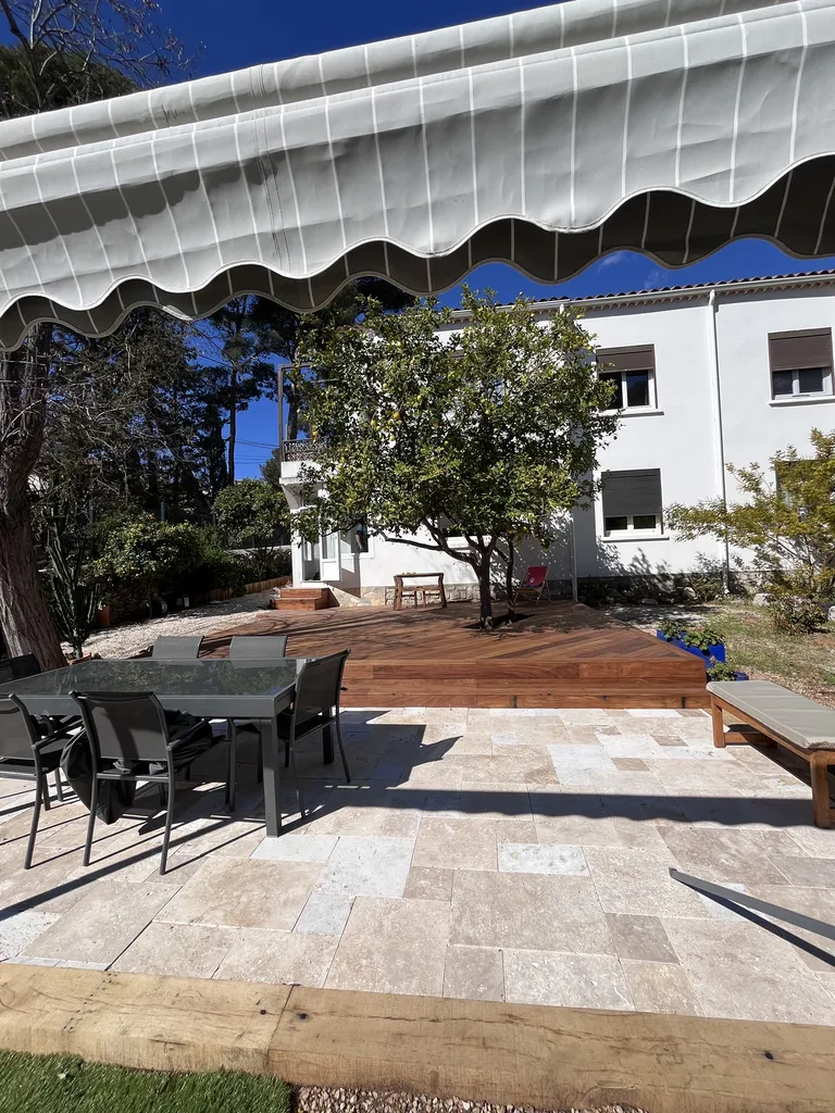 Création d’une terrasse bois exotique et d’un espace en travertin à Toulon