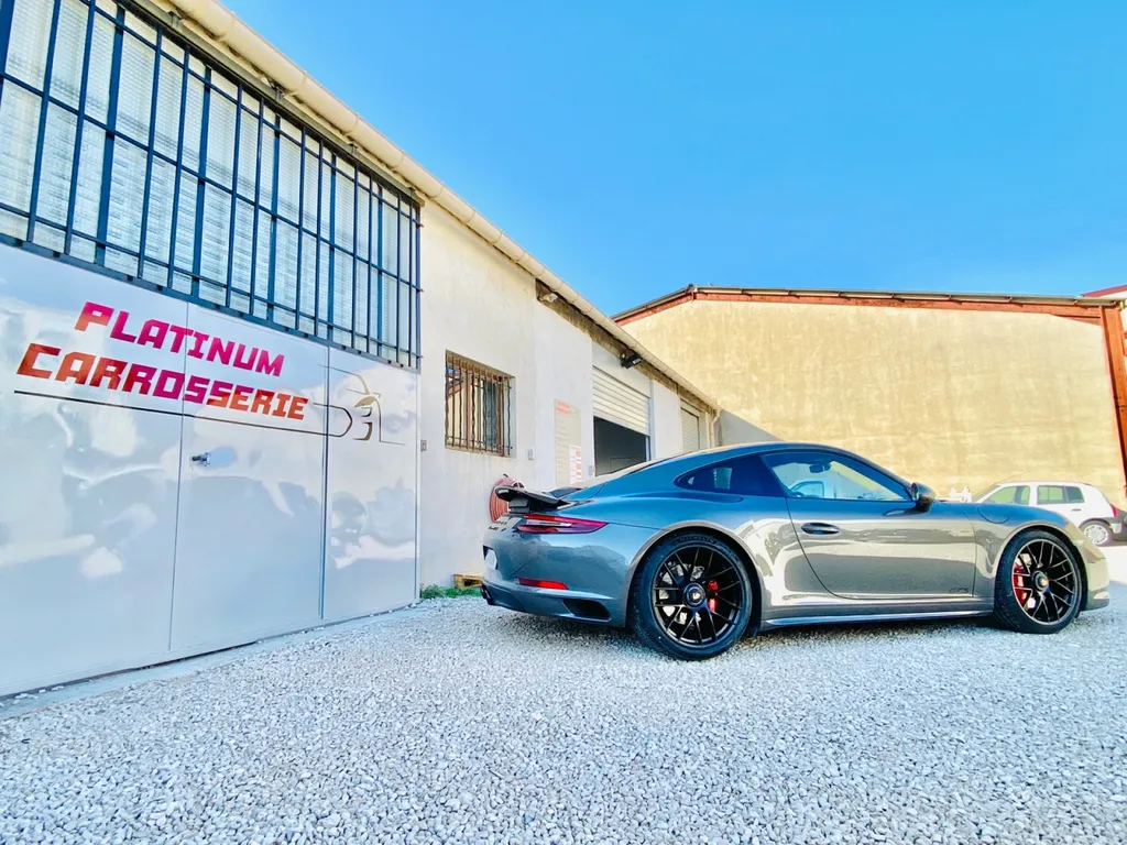 Réparation carrosserie Porsche 991 GTS  remise en état des jantes noir satiné et pares chocs avec Platinum Carrosserie Carnoux