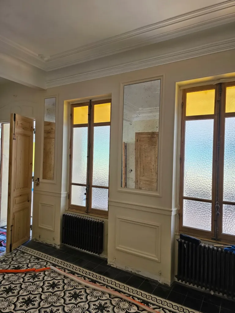 Rénovation de fenêtres anciennes avec pose de vitrage de couleur pour l'hôtel particulier 