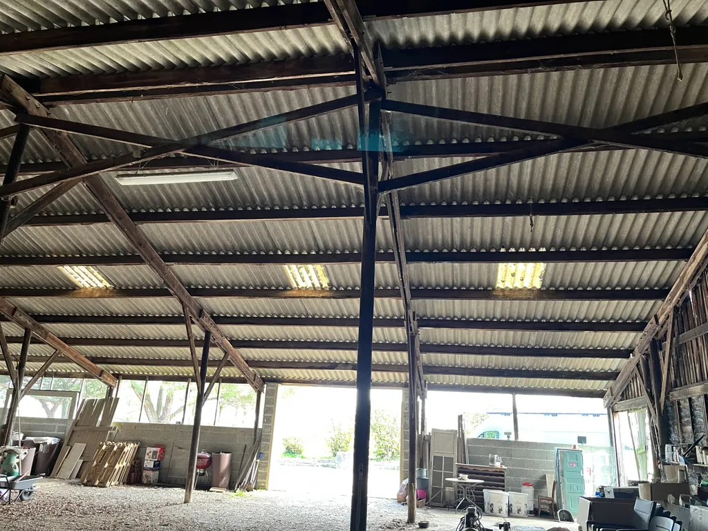 Rénovation de l'éclairage d'une grange avec installation de néons LED haute luminosité à l'entrée et dans les box d'une dépendance à Château-Guibert 85320 en Vendée