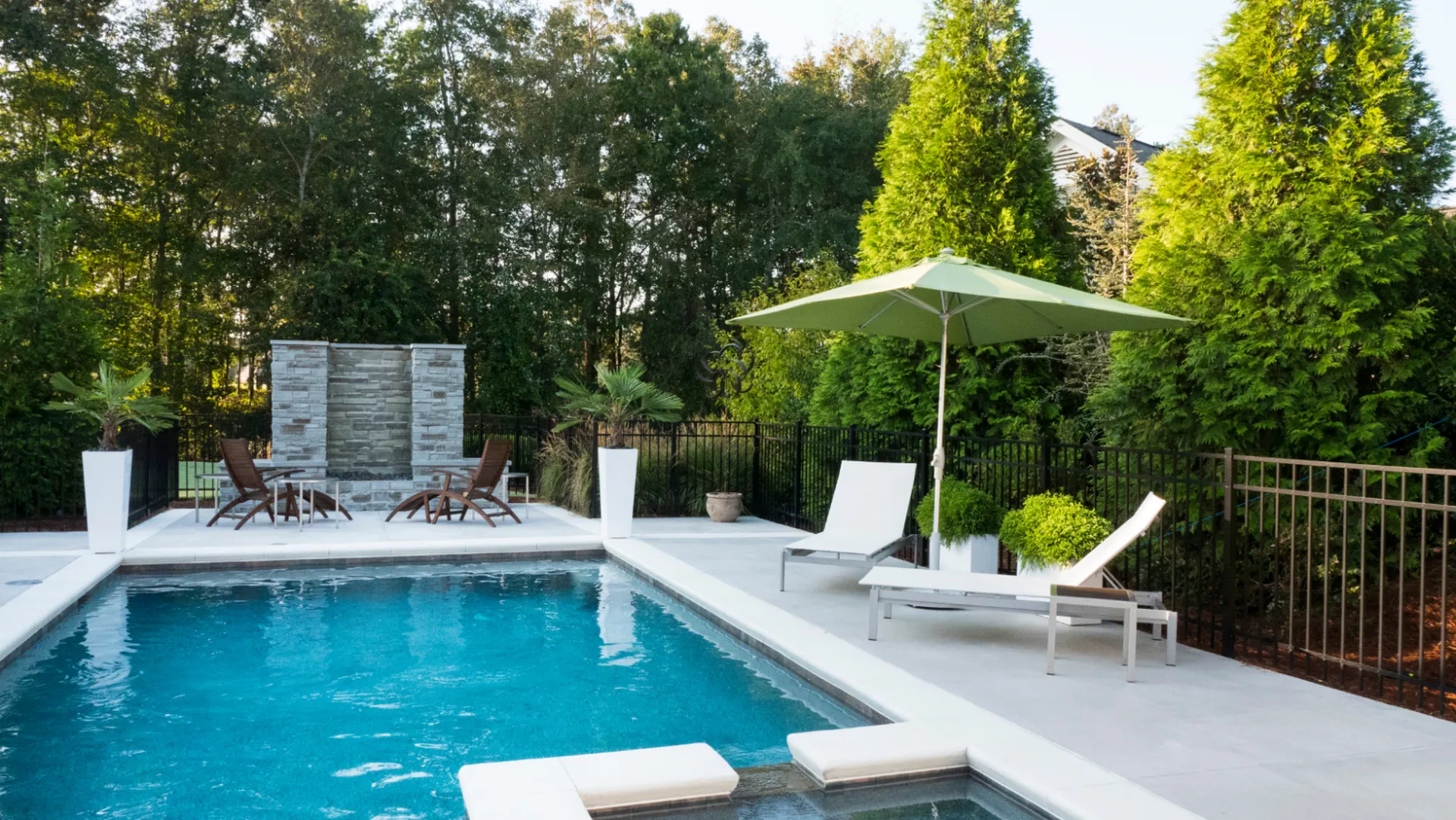 Création piscine et pool house par des paysagistes professionnels dans les alpilles sur Aix en Provence