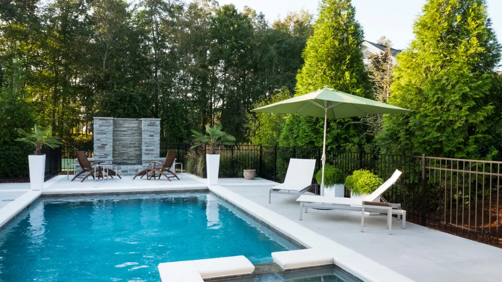 Création piscine et pool house par des paysagistes professionnels dans les alpilles sur Aix en Provence