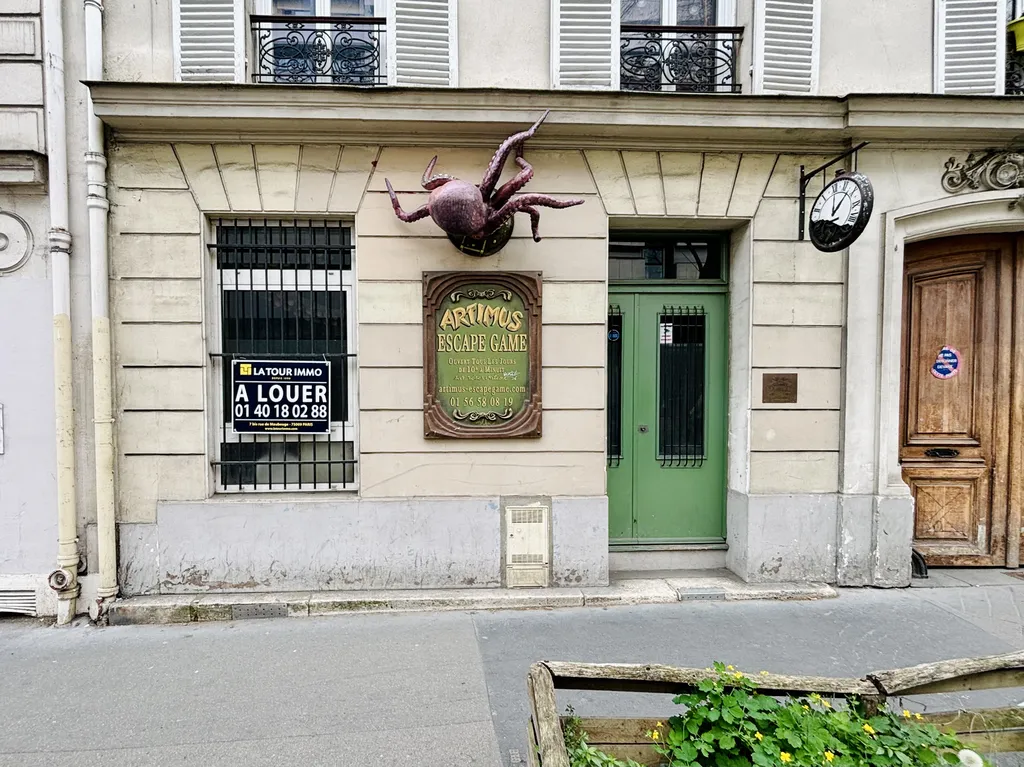 Location - Boutique 245 m², Père Lachaise, Rue des Pyrénées 75020 PARIS