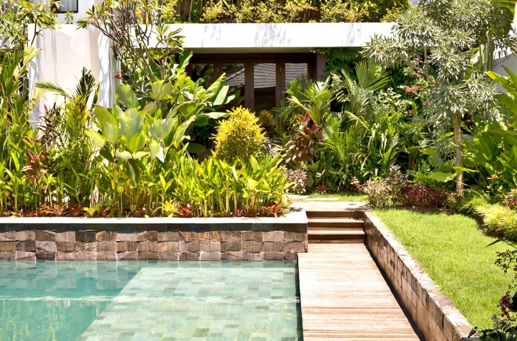 Paysagiste pour la création d'un aménagement de jardin avec piscine à Sorgues