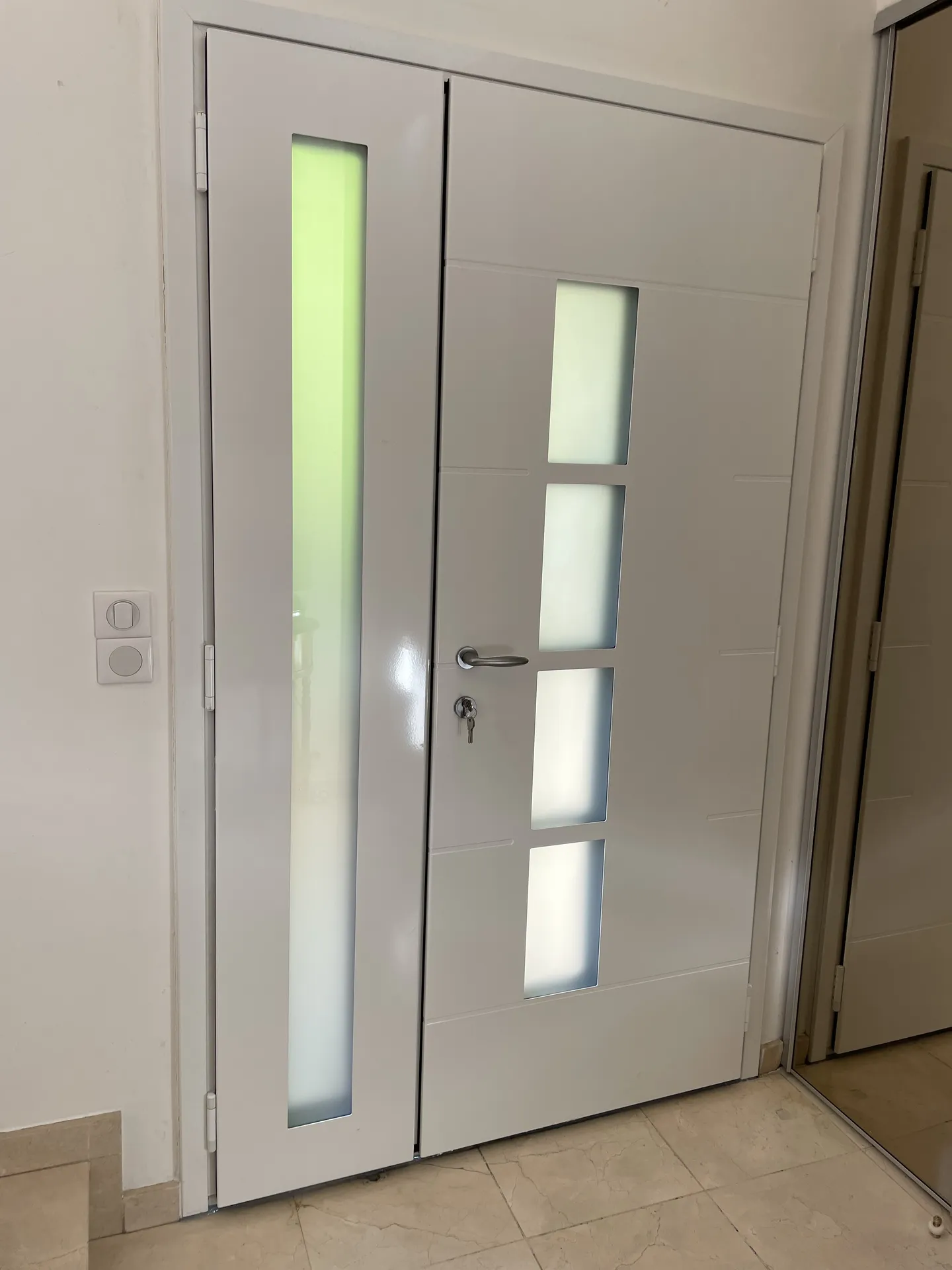 Vue intérieure de la nouvelle porte d’entrée en aluminium après travaux, offrant une finition soignée, une meilleure isolation et un confort d’utilisation optimal à Saint-Cyr-au-Mont-d’Or (Rhône 69)