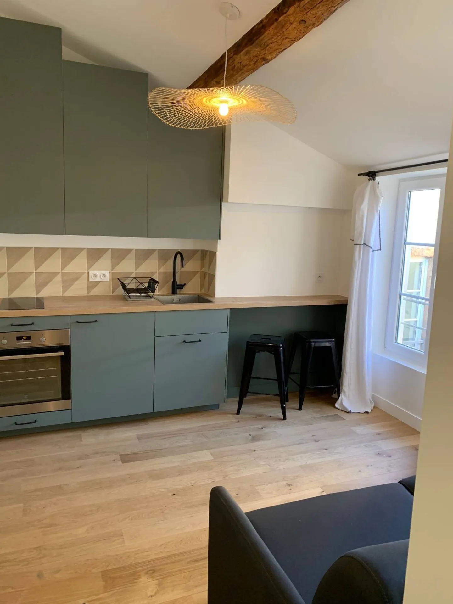 Studio rénové avec poutres apparentes et cuisine équipée au cœur de la presqu'île à Lyon 2ème