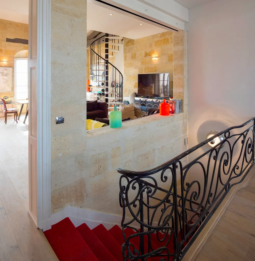 Perspective traversante imaginée par AKIKO ARCHITECTURE dans un duplex du Quai des Chartrons : lumière naturelle, mobilier chiné et ambiance chaleureuse en harmonie avec la Garonne