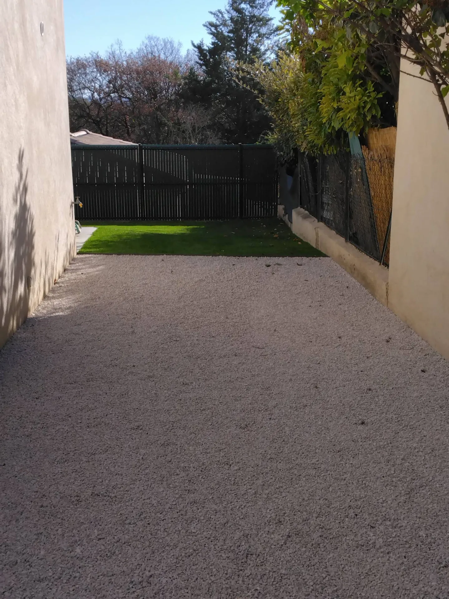 Paysagiste pour pose de gazon artificiel Eguilles