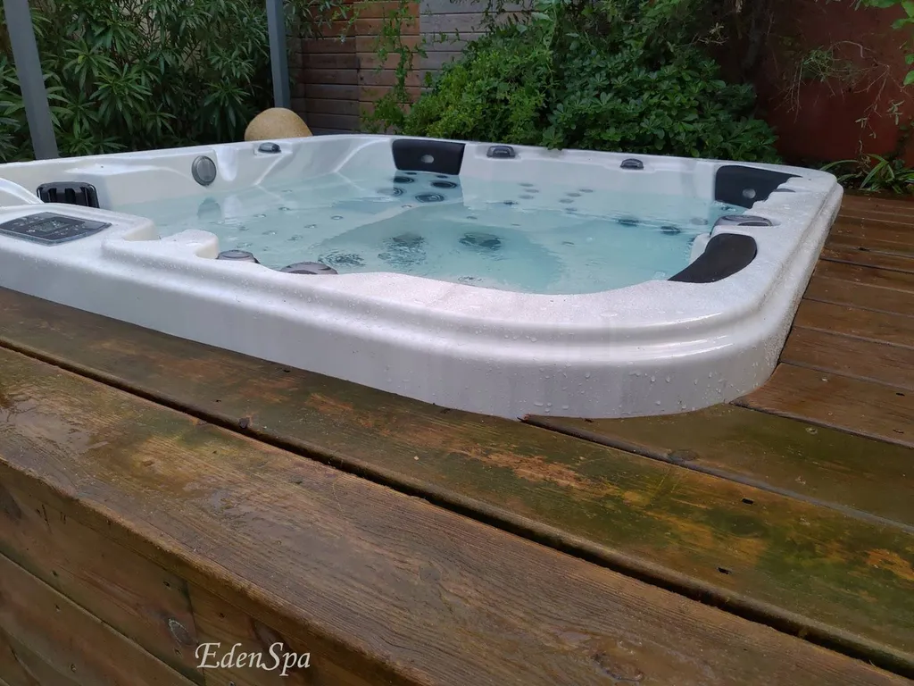 jacuzzi familial compact encastré terrasse en bois