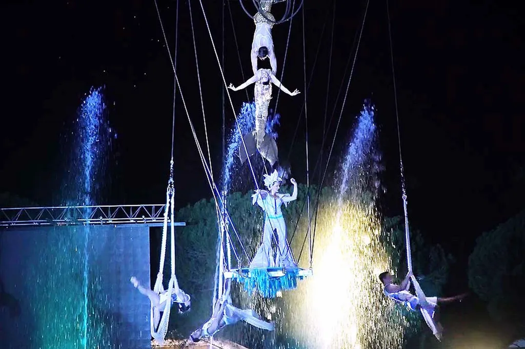 Spectacle pyrotechnique et aquatique Hommes poussières d'étoiles à genève suisse