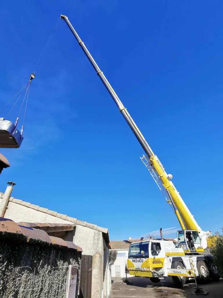 installation professionnelle jacuzzi avec grue martigues