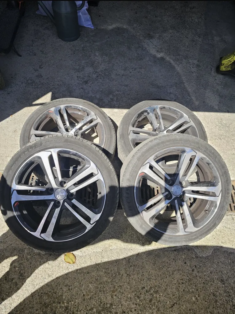 208 GT LINE 1.2 PURETECH 110CHV / ENTRETIEN PEUGEOT / CAMERA DE RECUL