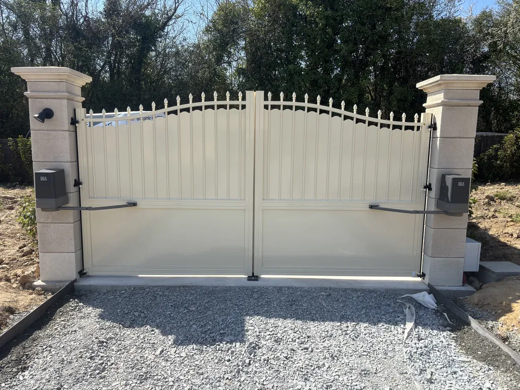 Installation de Portail battant motorisé, Portillon en aluminium et Clôtures sur muret à Cormeilles dans l'Eure 27 et ses Alentours