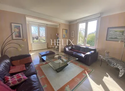 A vendre à Le Pecq  Quartier Cité une charmante maison familiale lumineuse de 138m2 avec un grand terrain de 1080m2 et 2 garages