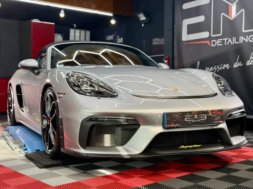 Traitement céramique GYEON Infinite Type 2 et polissage complet sur Porsche Boxster Spyder près de Lyon par EMB DETAILING